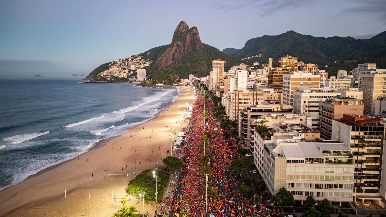 O mar de corredores na Maratona do Rio