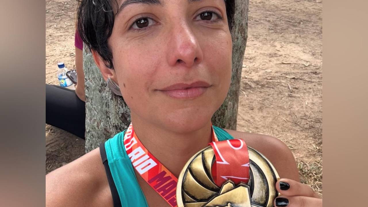Raquel Castanharo emocionada com sua medalha da Maratona do Rio: a primeira vez nos 42k