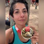 Raquel Castanharo emocionada com sua medalha da Maratona do Rio: a primeira vez nos 42k