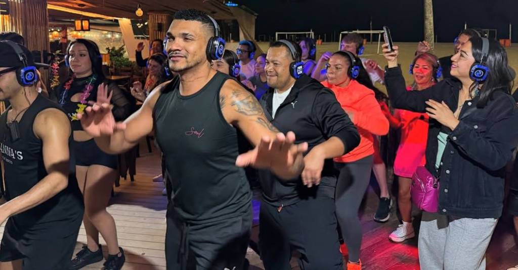 Para evitar multas, quiosque em Copacabana dá fones de ouvido a clientes