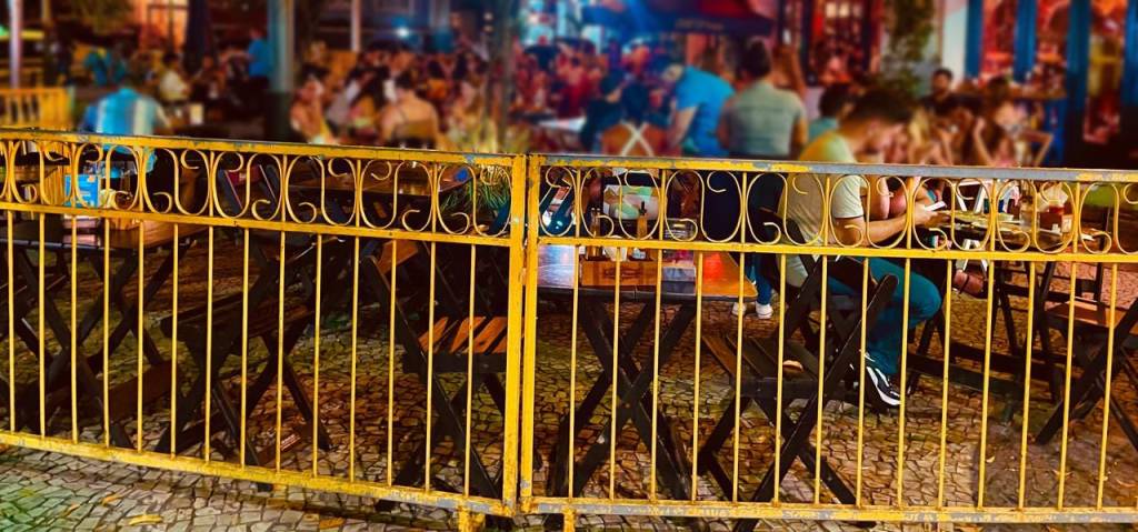 A rua das cercas amarelas