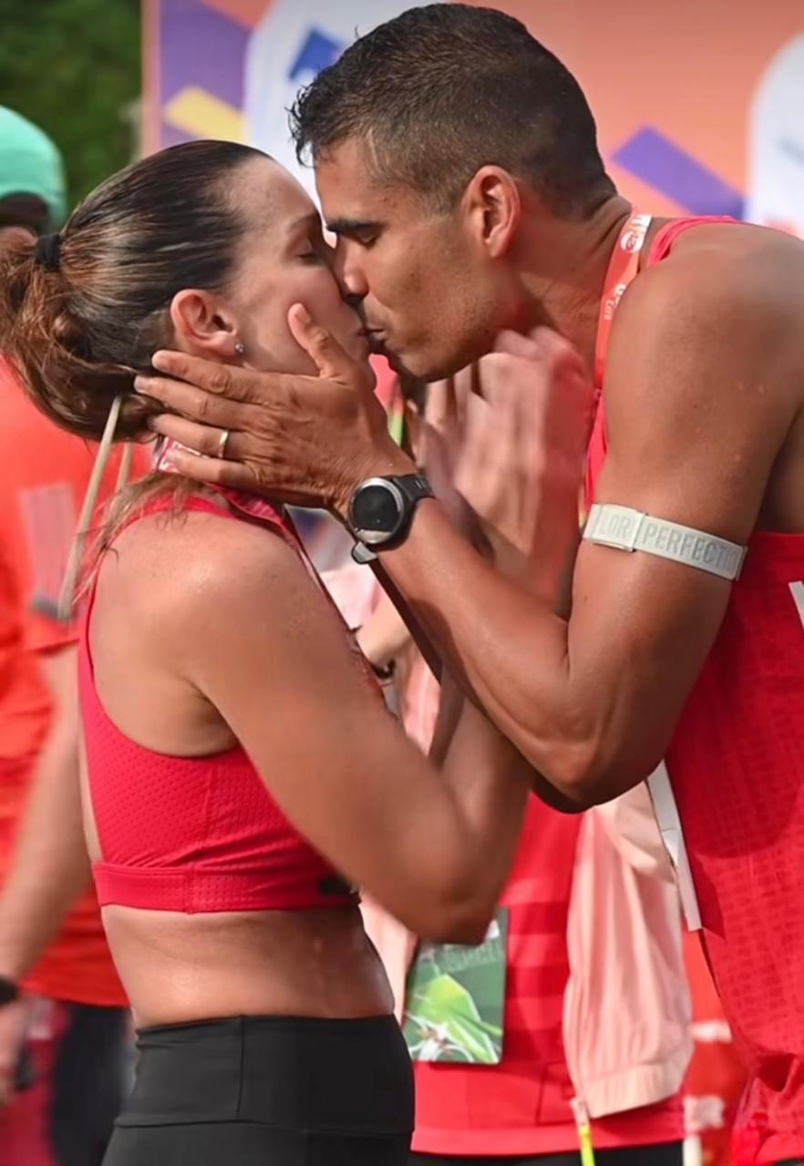 Miguel Morone e a mulher, Clarissa Bocage, na chegada da Maratona do Rio: ele deu a medalha para a amada Miguel Morone e a mulher, Clarissa Bocage, na chegada da Maratona do Rio: ele deu a medalha para a amada