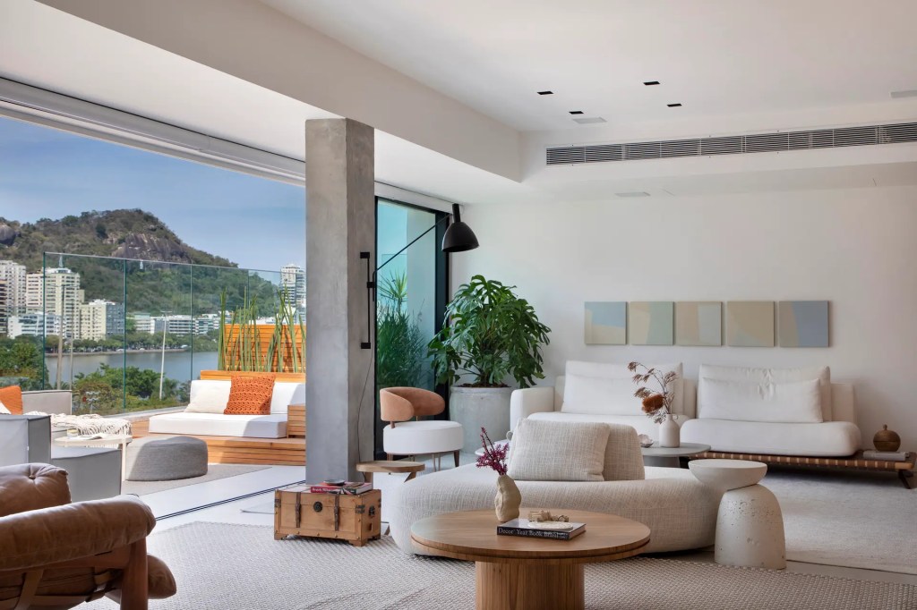 Com ampla área externa integrada, cobertura de 394 m² ganha décor neutro
