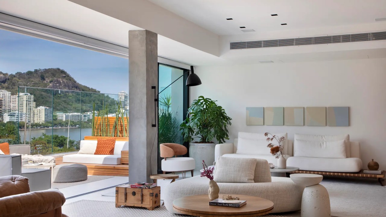 Com ampla área externa integrada, cobertura de 394 m² ganha décor neutro