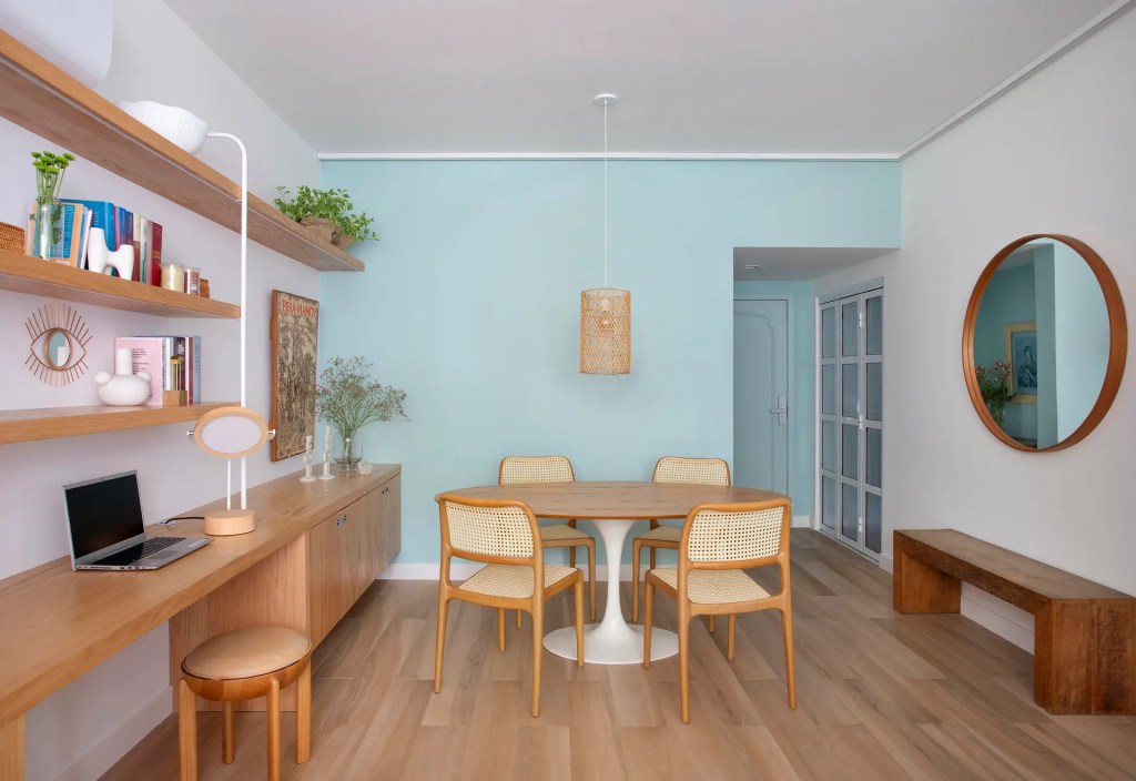 Atmosfera leve e relaxante marca o décor deste apê carioca de 90 m²