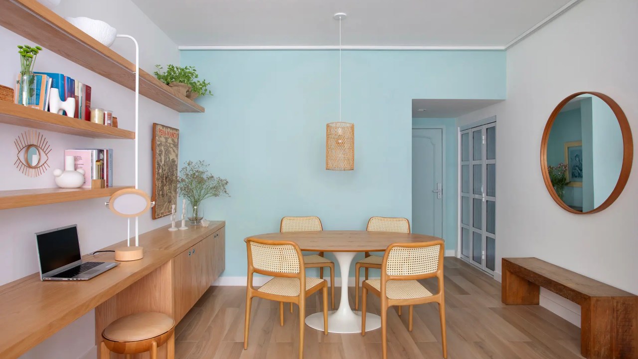 Atmosfera leve e relaxante marca o décor deste apê carioca de 90 m²
