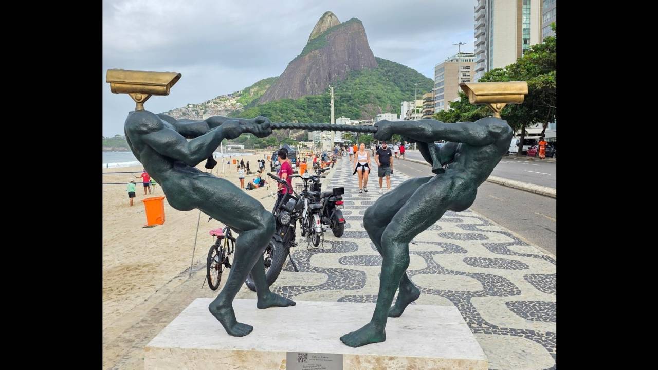 A escultura "Cabo de guerra", de Beto Gatti, foi a mais cara do leilão beneficente