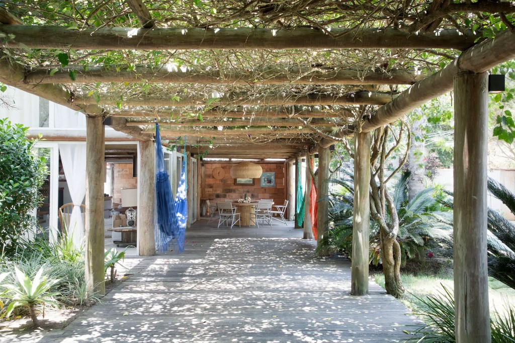Conheça a casa de praia em Búzios da arquiteta Mônica Gervásio