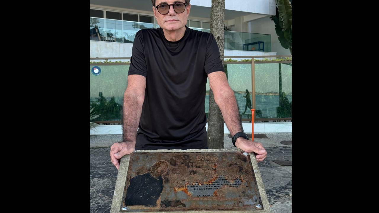 Edgar Moura Brasil e a placa em homenagem ao ex-marido, Gilberto Braga, no Arpoador, totalmente enferrujada depois de três anos