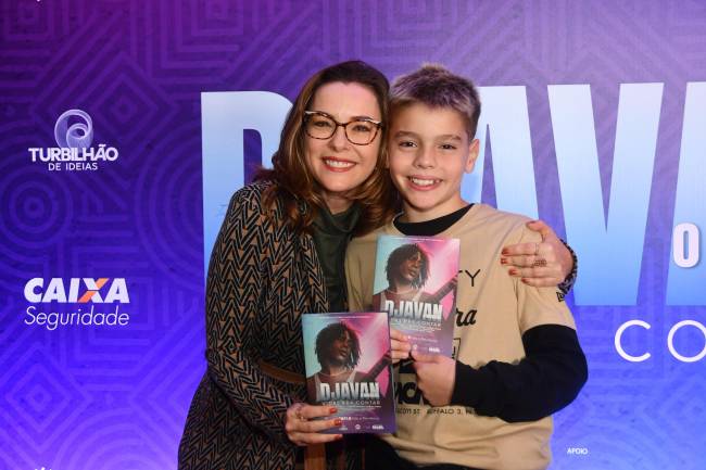 Regiane Alves com o filho João Gabriel