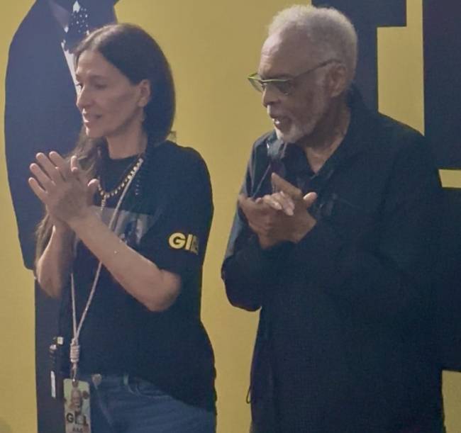 Flora e Gilberto Gil comemorando depois do show