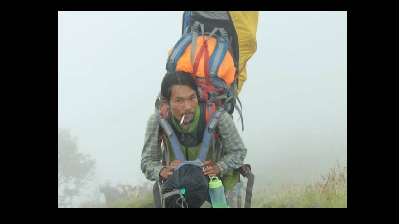 O alpinista Abdul Haris Agam (@agam_rinjani), que é guia na montanha Rinjani e pertence a um grupo especializado em operações de risco na montanha, lugar onde Juliana Marins caiu