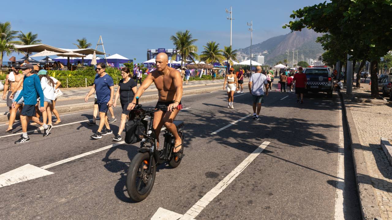 Ciclista pedala na área de lazer
