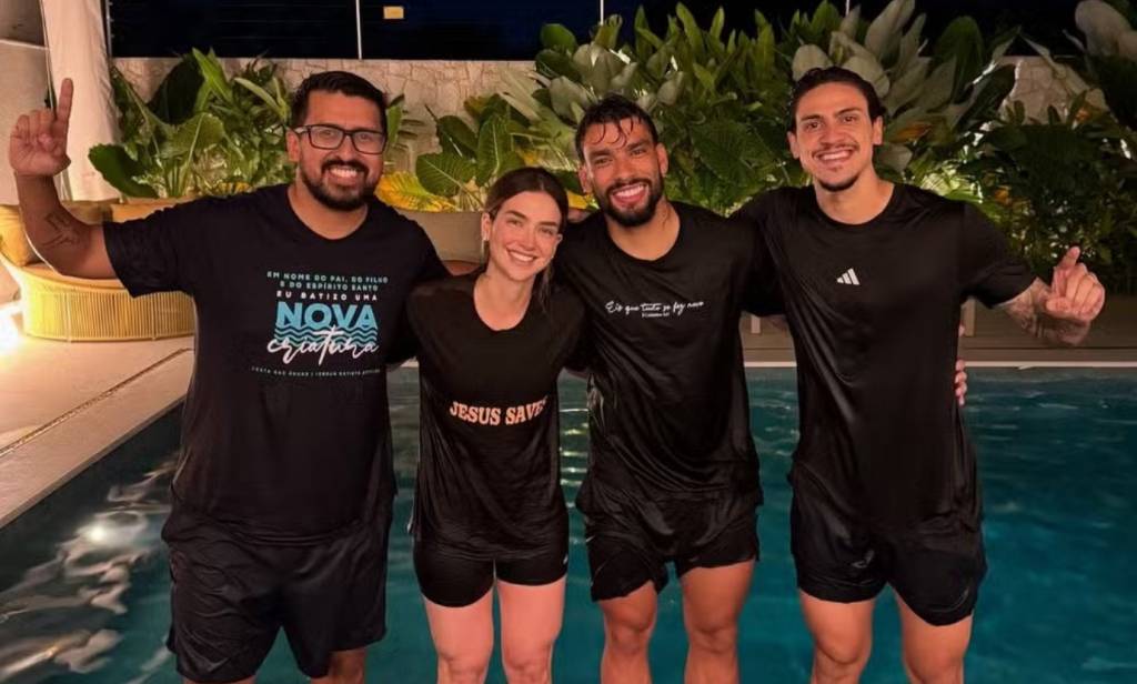 Perto de saber veredito, Lucas Paquetá se batiza em piscina