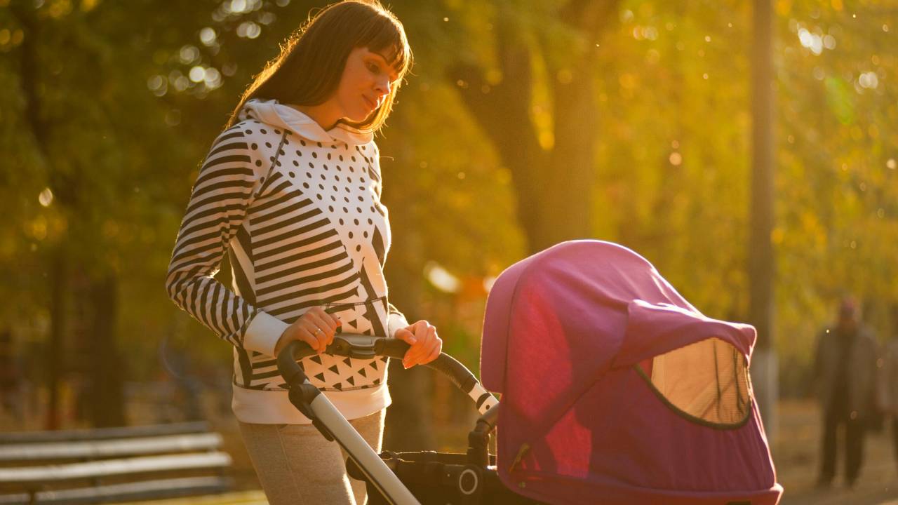 Mulher segurando carrinho de bebê