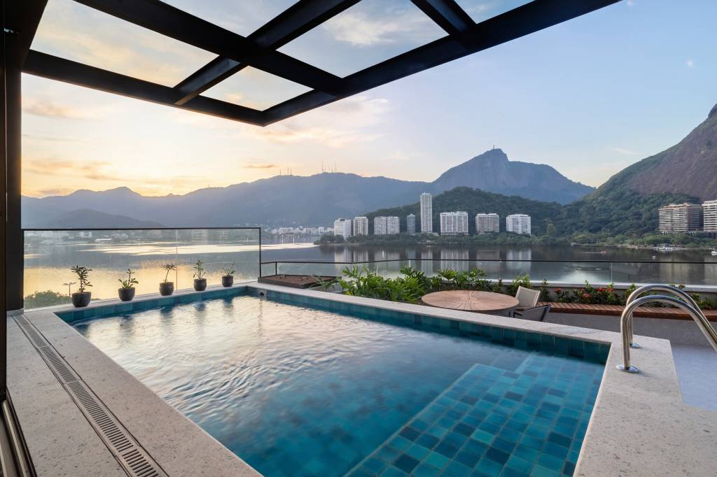 Piscina parece extensão da Lagoa neste projeto carioca