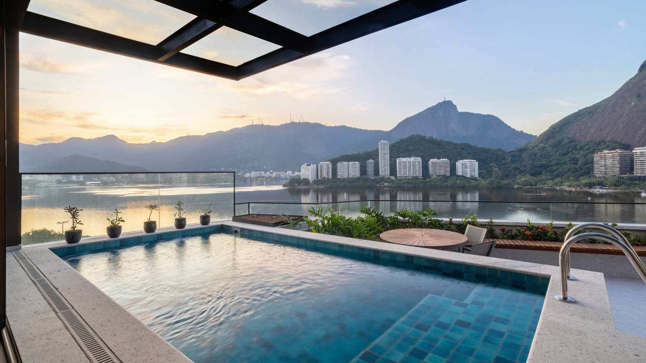 Piscina parece extensão da Lagoa neste projeto carioca