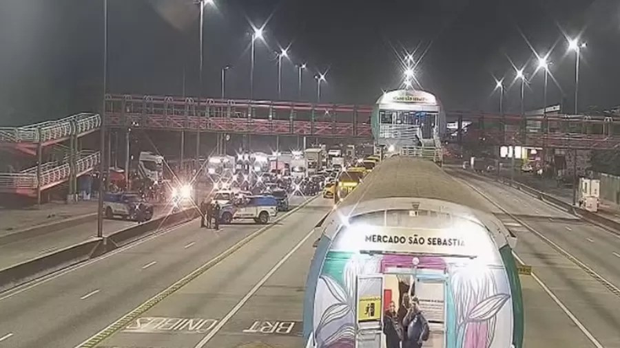 Avenida Brasil tem mais uma manhã de pânico com tiroteio e pista fechada