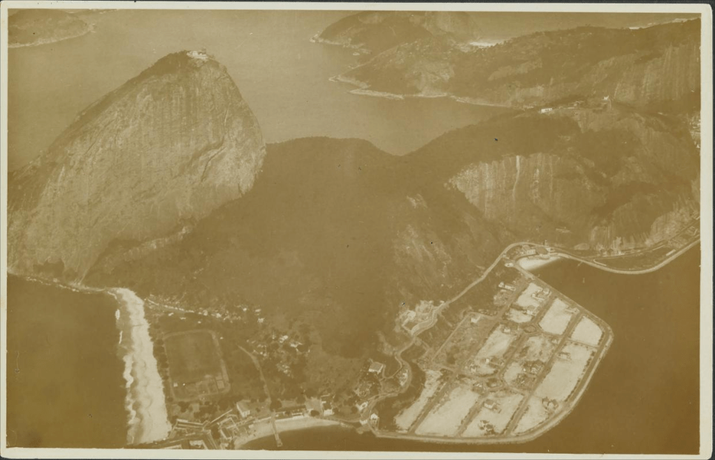 Foto aérea do então novíssimo e aterrado bairro da Urca, em 1930