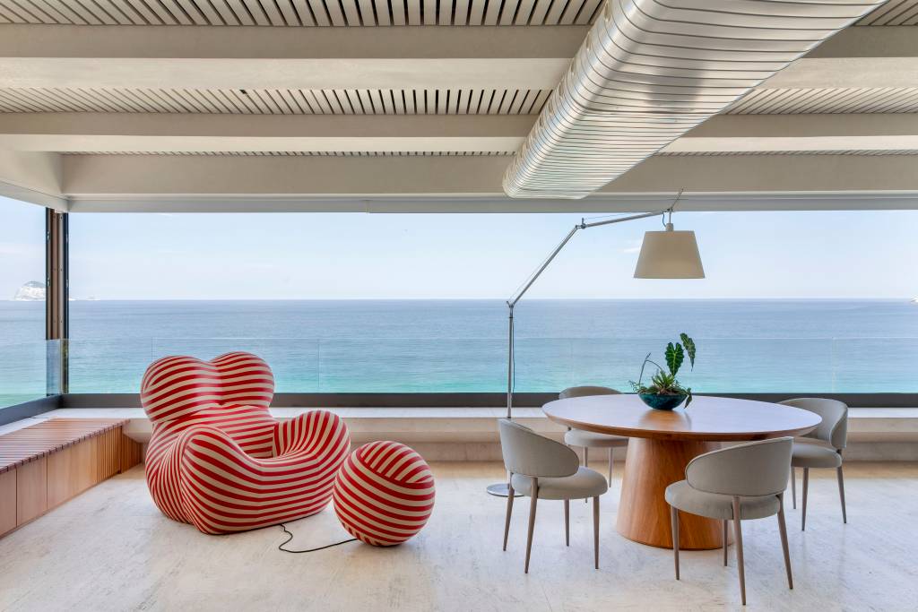 Com vista 180º do mar, apartamento de 550 m² ganha projeto jovem e solar