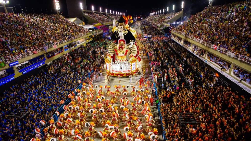 Ingressos para arquibancadas especiais na Sapucaí esgotam em cinco horas