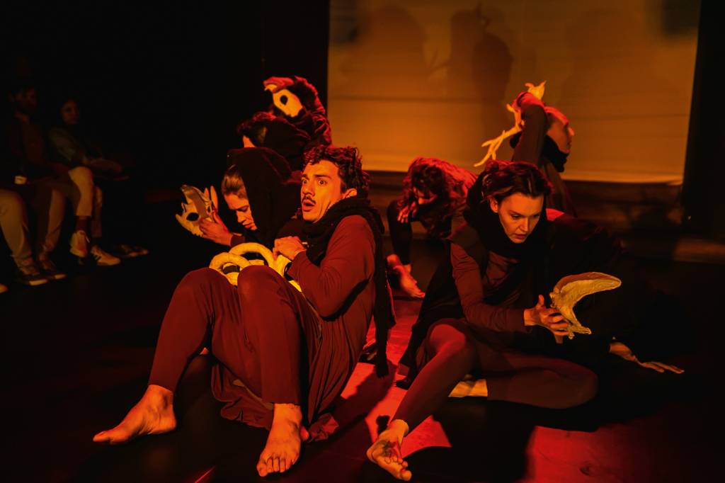 Drummond e Kafka: companhia O Cerco encena textos dos grandes autores