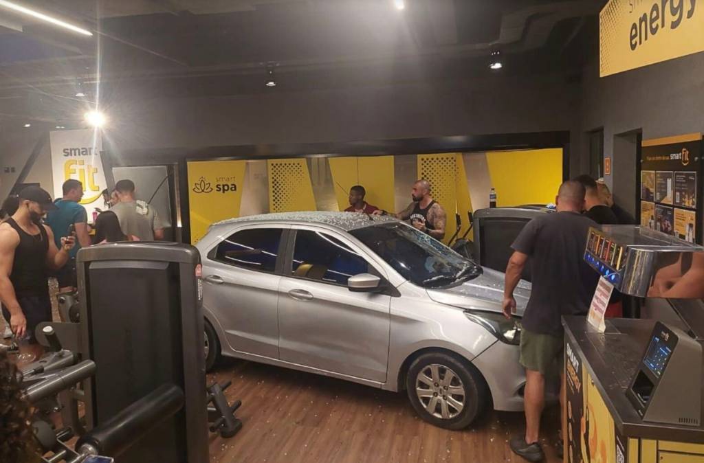 Que perigo! Carro invade academia na Barra Olímpica e deixa ferido
