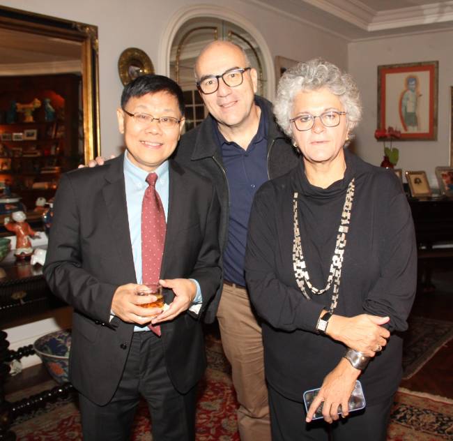 Li Bo (diretor-geral da empresa de mídia chinesa The Guancha), Leonardo Attuch (editor do Brasil 247) e Isabella Teixeira (ex-ministra do Meio Ambiente de Dilma)