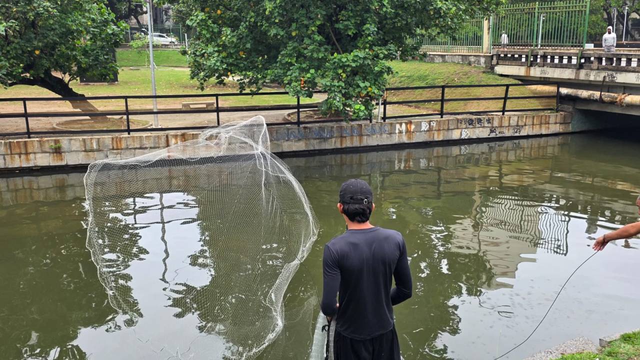 Pescador joga o tarrafo no canal