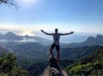 O treinador e ultramaratonista Gustavo Tommasi e a vista da cidade do Rio do alto