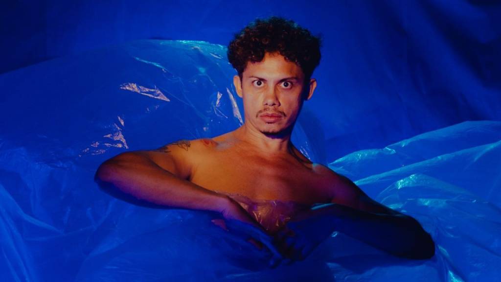 Silvero Pereira faz sessão única no Rio do monólogo Pequeno Monstro