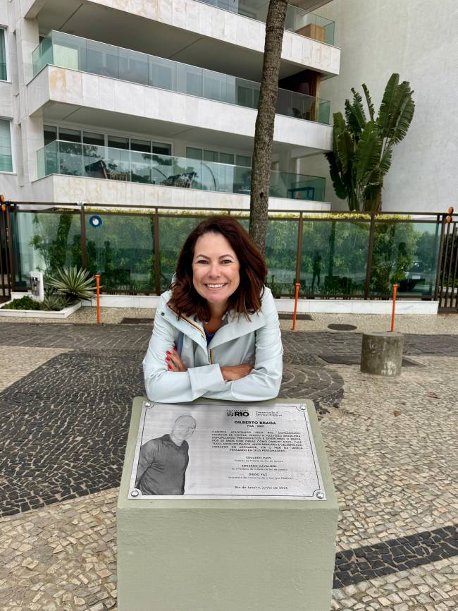 Renata Araujo na placa de Gilberto Braga Renata Araujo na placa de Gilberto Braga