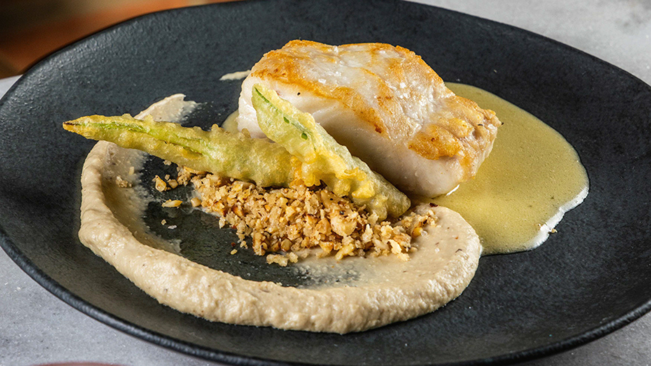 Rocco: o peixe branco servido com purê de castanha-de-caju, farofa de nozes e beurre blanc, emulsão amanteigada e picante.