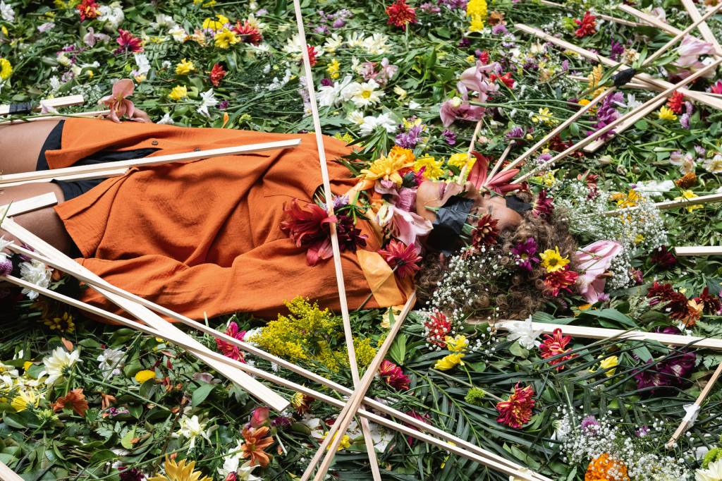 Três em um: aberturas nos Correios trazem reflexões sobre a vida e a morte