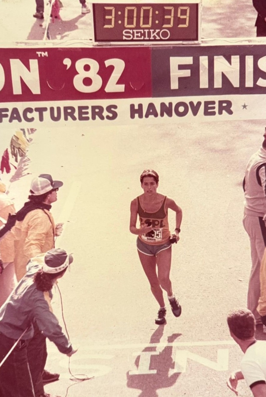 Vanessa cruzando a linha de chegada da Maratona de Nova York 1982