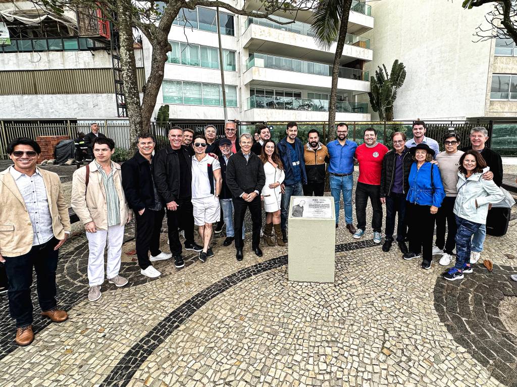Placa em homenagem a Gilberto Braga é reinaugurada no Arpoador