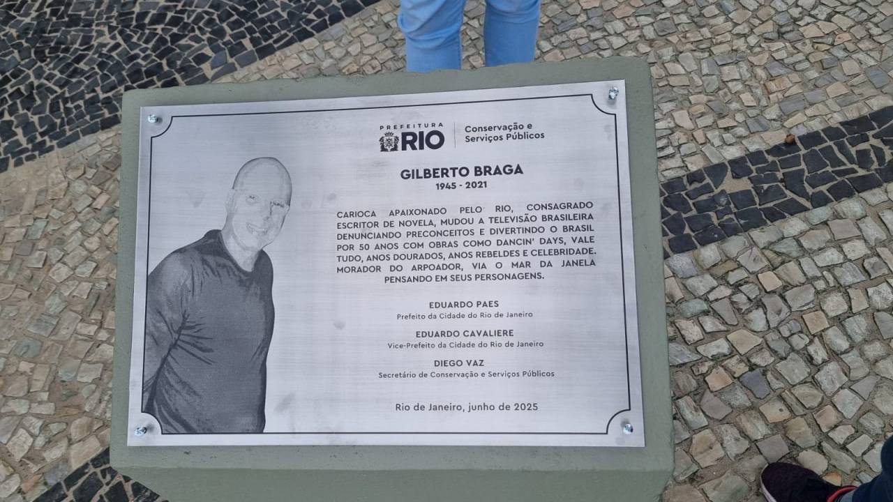 Gilberto Braga: Prefeitura troca placa que estava enferrujada