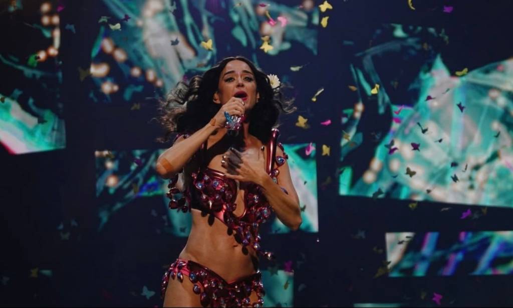 A reação de Katy Perry depois de quase ter acidente grave em show