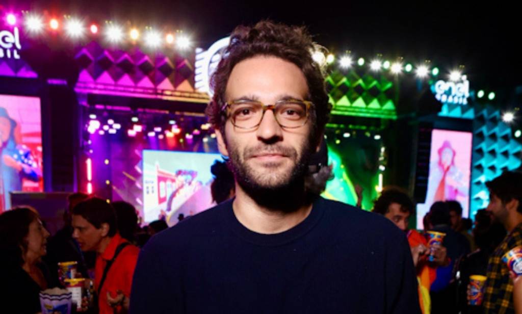 Samba de Humberto Carrão taxa americanos trumpistas