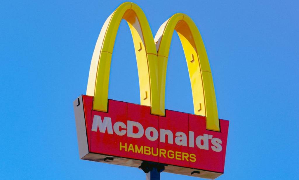 Eca! Vídeo mostra larvas em dispenser de ketchup no McDonald’s