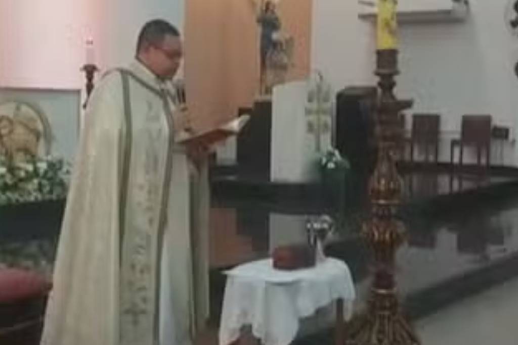 Pais registram queixa contra padre que não falou nome de bebê em batismo