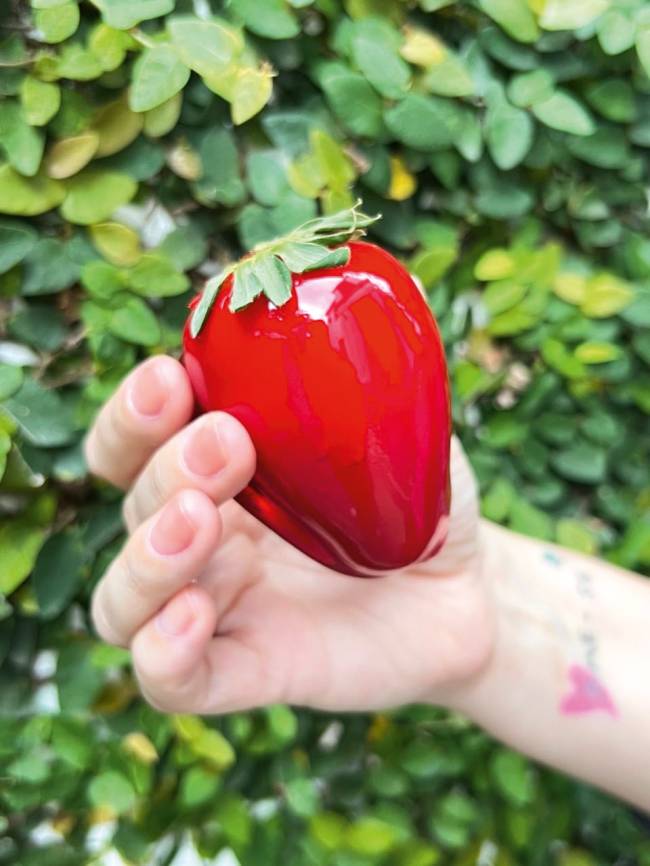 Amor e ódio: desafios de fazer o doce de morango que virou paixão nacional