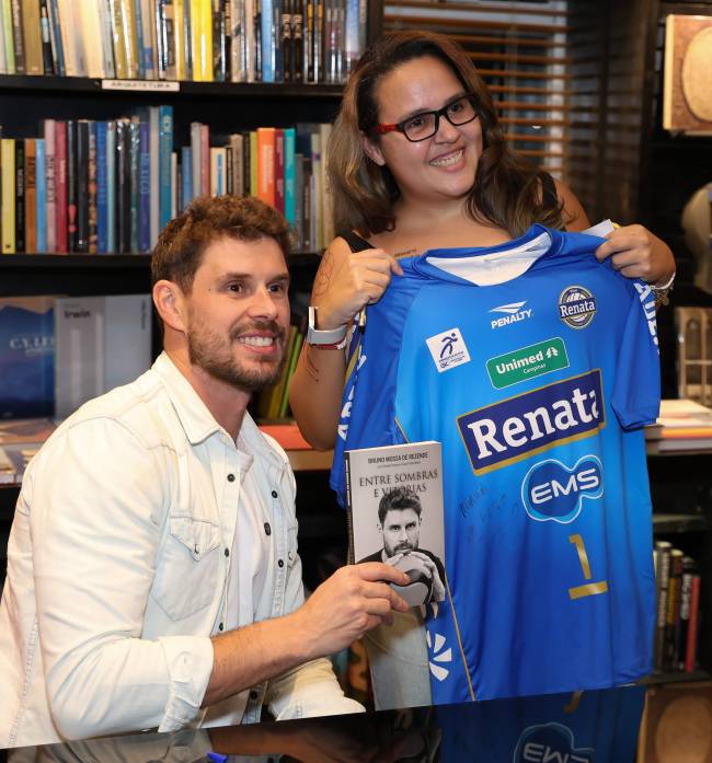 “Bruninho”, lança o livro “Entre Sombras e VItórias Bruni Mossa de Rezende, o