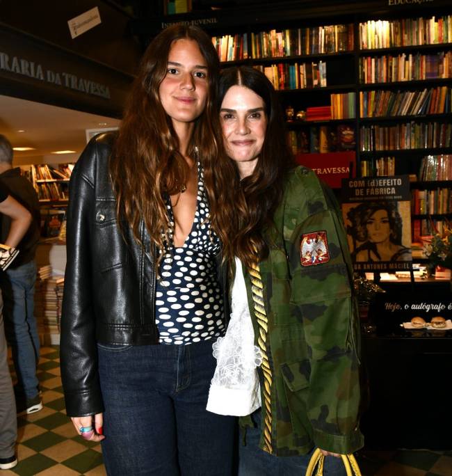 _DSC3990 Olivia e sua mãe Bárbara Light - LIvro - OLGA ANTUNES MACIEL - AGO 2025 - CG
