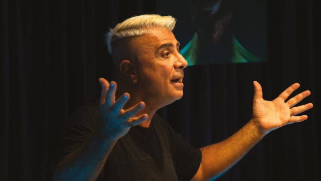 Solo com texto, direção e atuação de Fause Haten estreia no Poeirinha