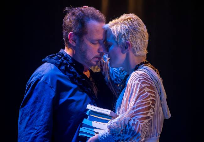 Hamlet Texto: William Shakespeare Tradução: Geraldo Carneiro Direção: Bruce Gomlevsky Elenco: Bruce Gomlevsky, Gustavo Damasceno, Ricardo Lopes, Glauce Guima, Sirléa Aleixo, Jaime Leibovitch, Daniel Bouzas, Maria Clara Migliora, Tamie Panet, Alitta de Léon, Aquarela Neves e Guilherme Pinel Assistente de direção: Julia Limp Cenário: Nello Marrese Figurino: Maria Callou Iluminação: Elisa Tandeta Caracterização: Mona Magalhães Trilha Sonora Original: Sacha Amback Operação de som: Manuella Prestes Duelo de espadas: Marcus Bittencourt Fotos: Dalton Valério Foto cartaz: Guilherme Scarpa Filmagem e edição: Bruno Primo Programação visual: Amarildo Moraes Assessoria de imprensa: Dobbs Scarpa Assistente de produção: Lucas Gustavo Direção de produção: Gabriel Garcia