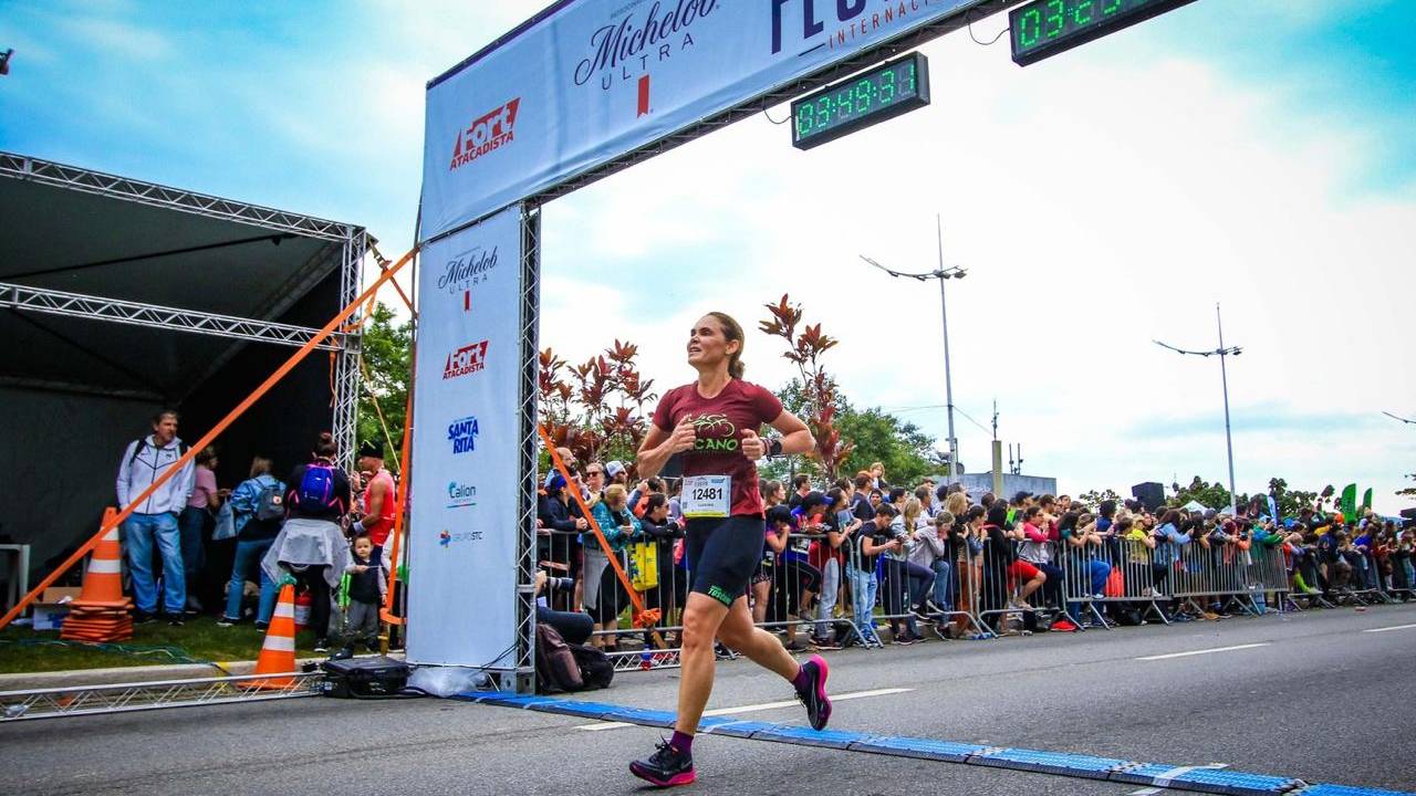 Sabrina Soares cruzando o pórtico de chegada da Maratona de Floripa, quando, no início da menopausa, conquistou o índice para participar da disputada Maratona de Boston