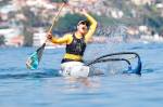 Maíra Pita cruzando a linha de chegada em Niterói: feito histórico para a canoa havaiana do Brasil