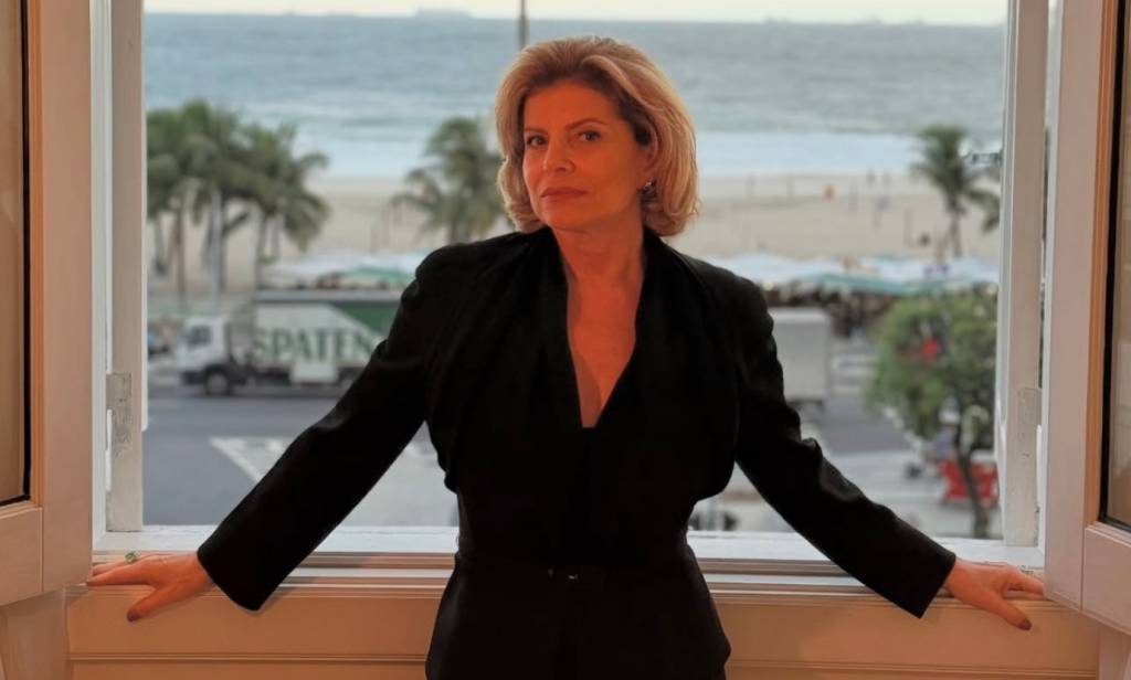 Incorporou a Odete: Debora Bloch brinca com fãs de Lady Gaga