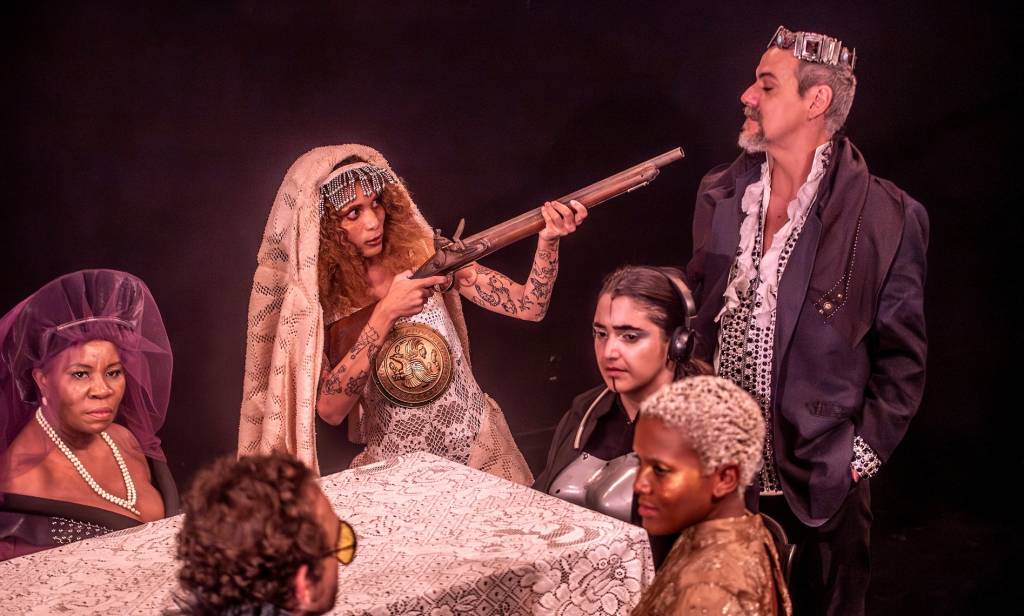 Montagem de Hamlet no CCBB tem atriz trans fazendo Fortimbrás